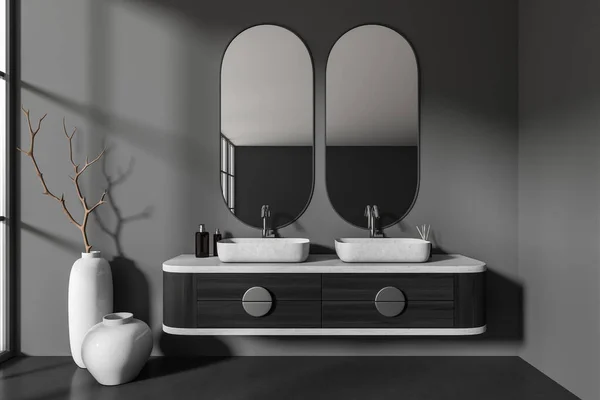 Frontansicht Auf Dunkle Badezimmereinrichtung Mit Zwei Spiegeln Waschbecken Grauen Wänden — Stockfoto
