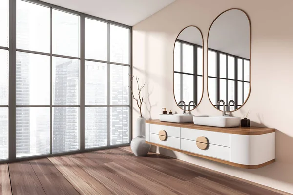 米色浴室内部与双水池和椭圆形的镜子 侧视图 花瓶在角落的硬木地板上 新加坡摩天大楼的全景窗户 3D渲染 — 图库照片