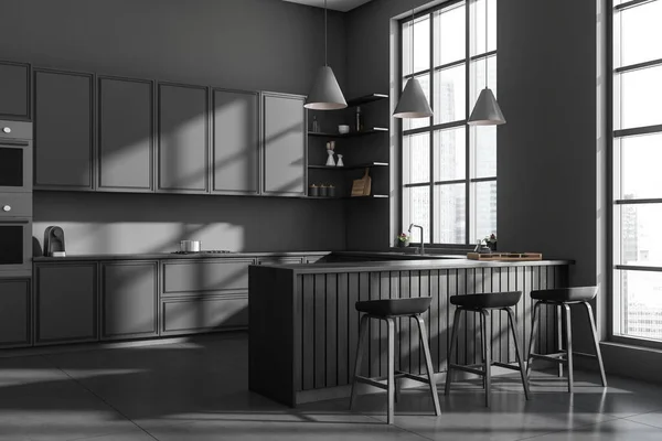 Dunkles Kücheninterieur Mit Barstühlen Und Insel Auf Grauem Betonboden Geschirr — Stockfoto