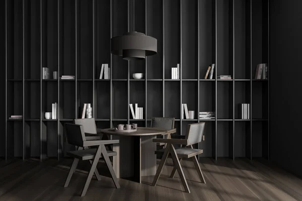 木製のテーブルと硬材の床に椅子と暗いリビングルームのインテリア 装飾や書籍と長いミニマリストの棚 3Dレンダリング — ストック写真