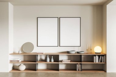 Raflı, sanat dekorasyonlu, bej beton zemini olan şık bir galeri odası. Işık duvarında iki tane poster var. 3B görüntüleme