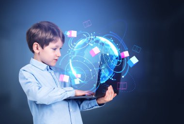 Dizüstü bilgisayarla çalışan çocuk, yer küresi hud 'u ve büyük veri küpleriyle hologramı daire içine alıyor. Uzaklık öğrenme ve çevrimiçi eğitim kavramı
