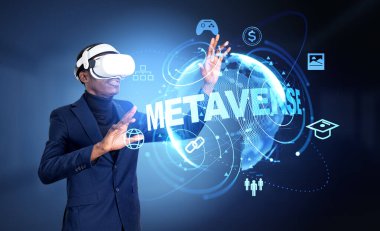 VR gözlüklü siyah işadamı elleri parlayan toprak küresine dokunuyor, web simgeleriyle metazom hologramı çiziyor. Gelecekçi teknoloji kavramı