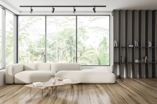 硬材の床にソファとコーヒーテーブル付きの白い会議室のインテリア 熱帯の装飾とパノラマウィンドウで棚 3Dレンダリング — ストック写真