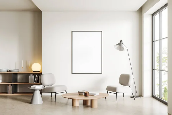 Weißes Wohnzimmer Mit Zwei Sesseln Regal Mit Kunstdekoration Auf Beigem — Stockfoto