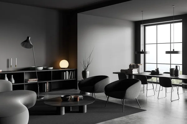 Dunkles Wohnzimmer Mit Sofa Und Sesseln Seitenblick Regal Mit Dekoration — Stockfoto