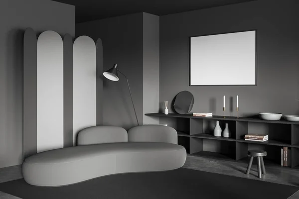 Salon Sombre Intérieur Avec Canapé Vue Latérale Étagère Avec Décoration — Photo