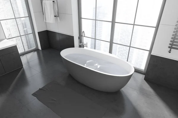 グレーのタイルの床に水と暗いバスルームのインテリアバスタブのトップビュー 高層ビルのパノラマの窓のある入浴コーナー 3Dレンダリング — ストック写真