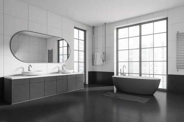 Sort Hvidt Badeværelse Interiør Med Badekar Dobbelt Vask Sideudsigt Moderne - Stock-foto