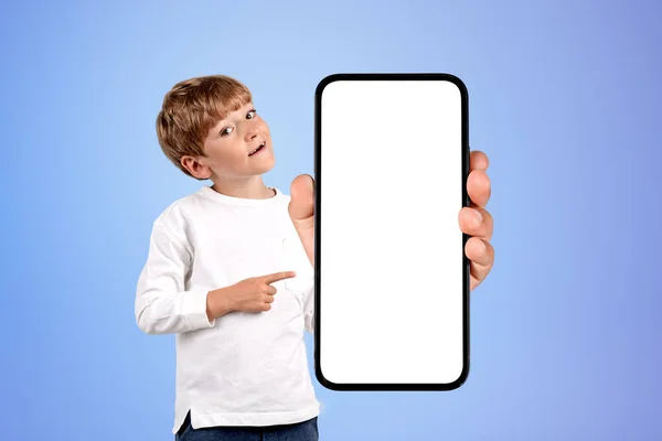 Băiat Copil Zâmbind Degetul Îndreptat Spre Smartphone Mare Batjocură Sus — Fotografie, imagine de stoc