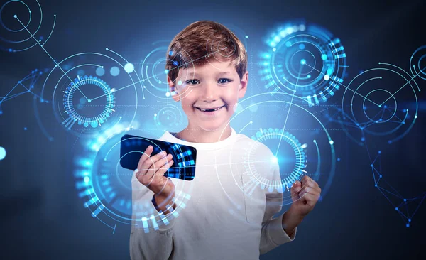 快乐的儿童肖像 举起拳头和智能手机的男孩 具有神经网络和数字精神世界的虚拟屏幕 人工智能的概念 — 图库照片