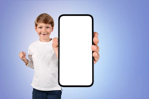 Yumruğunu Kaldırmış Mutlu Çocuk Akıllı Telefonu Gösteriyor Büyük Bir Kopya — Stok fotoğraf
