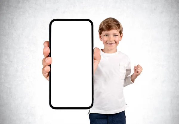 Copil Fericit Băiat Pumn Ridicat Care Deține Smartphone Batjocură Mare — Fotografie, imagine de stoc