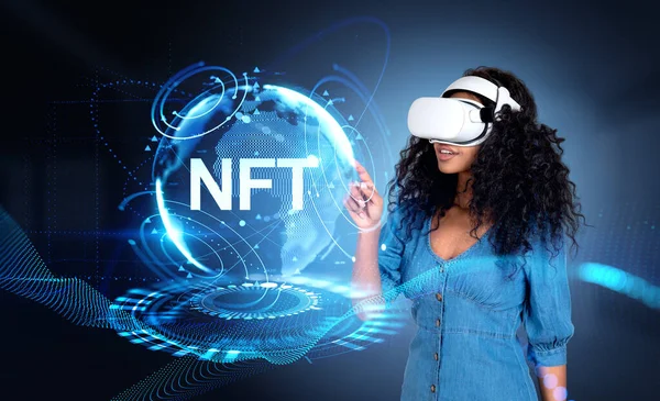 戴Vr眼镜的黑人妇女用手指触摸Nft球面全息图 在虚拟世界中工作 横向和数字艺术的概念 — 图库照片