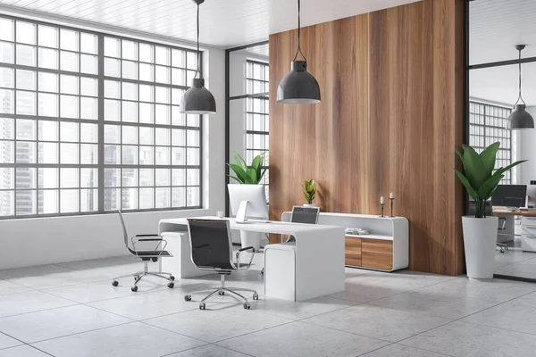 Weißes Beratungszimmer Mit Schreibtisch Und Sesseln Auf Grauem Fliesenboden Seitenansicht — Stockfoto