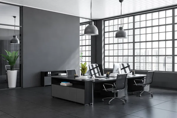 Dunkles Business Interieur Mit Sesseln Und Auf Dem Schreibtisch Seitenansicht — Stockfoto
