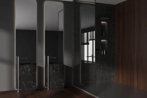 Interior Banheiro Escuro Com Chuveiro Atrás Divisória Vidro Vista Lateral — Fotografia de Stock