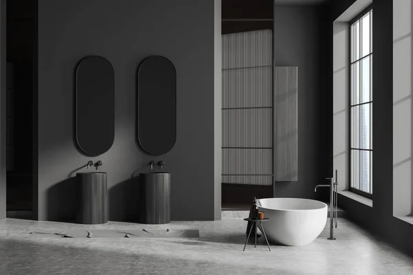 有浴缸 两个镜子 城市全景全景窗户 灰色墙壁 混凝土地板 液体肥皂等黑暗浴室内部的角落景观 3D渲染 — 图库照片
