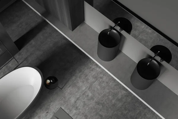 黑暗浴室内部的顶部视图 浴缸在灰色混凝土地板上 浴区采用双水池镜面 附属物在凳子上 3D渲染 — 图库照片