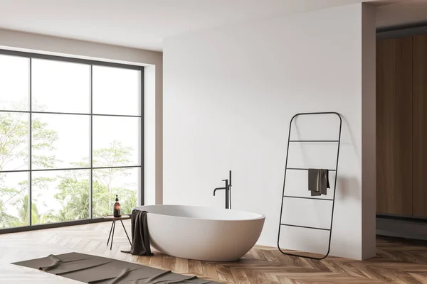 Weiße Badezimmereinrichtung Mit Badewanne Und Hocker Mit Accessoires Seitenblick Handtuchhalter — Stockfoto