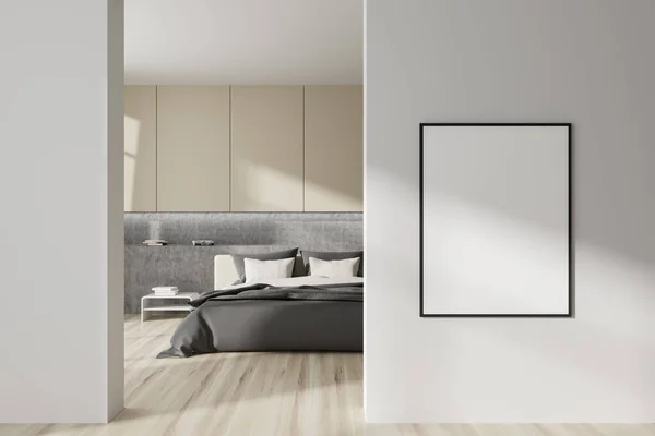 Vista Frontal Interior Del Dormitorio Luminoso Con Cama Póster Blanco — Foto de Stock