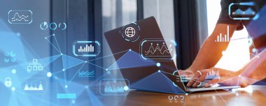 Ofis masasındaki dizüstü bilgisayarda grafiklerle donanımlı ağ hologramına iki kez maruz kalan iş adamının elleri. İnternet bağlantısı ve yüksek teknoloji kavramı