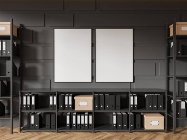 Gri duvarları, ahşap zemini, üzerinde klasörler ve kutular olan siyah rafları ve üzerlerinde iki adet dikey maket posterleri asılı şık ofisin içi. 3d oluşturma