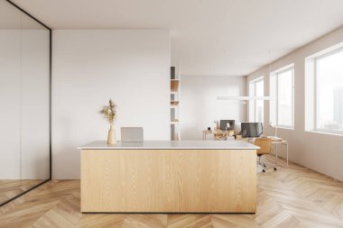Beyaz duvarları, ahşap zemini, beyaz ve ahşap resepsiyon masası ve sandalyeli bilgisayar masaları olan modern açık uzay ofisinin içi. 3d oluşturma