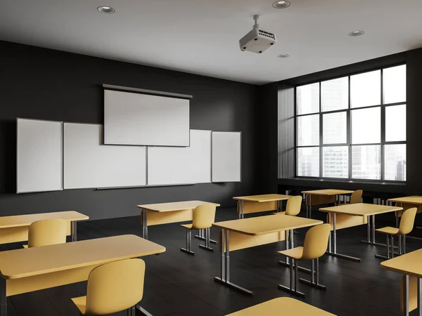 机と椅子が列に並ぶ黒と黄色のクラスルームのインテリア サイドビューは 画面付きの空の黒板やプロジェクターをモックアップします 高層ビルのパノラマの窓 3Dレンダリング — ストック写真