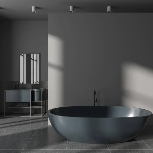 深色灰色浴室内部与浴缸 并模拟空复制空间划分 用最小金属架 配件和镜子浸泡 在现代化的公寓里洗澡 3D渲染 — 图库照片