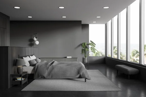어두운 침실의 침대와 스탠드는 파노라마 근처에 식물로 장식되어 현대식 가구가 — 스톡 사진