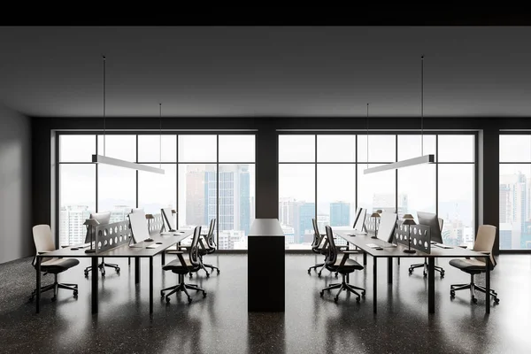 行の机の上に椅子やPcコンピュータと現代のコワーキング インテリア 灰色のコンクリート床 クアラルンプールの高層ビルのビジネスオフィスの部屋とパノラマの窓 3Dレンダリング — ストック写真
