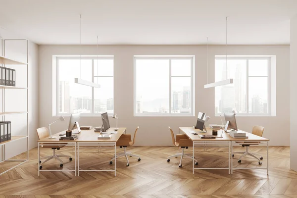 Weißer Büroarbeitsplatz Mit Stühlen Und Auf Einem Gemeinsamen Tisch Parkettboden — Stockfoto
