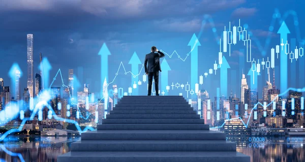 沉思的商人站在楼梯上 看着夜空中的数字财务图表的后视镜 股票市场的概念和成功 数据分析和投资增长 — 图库照片