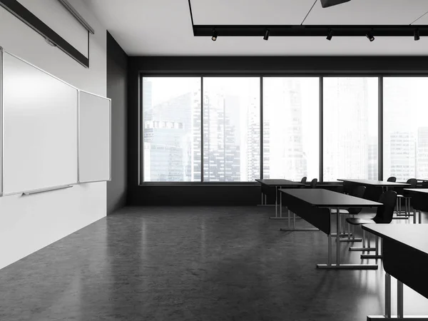 黑白相间的教室内部 书桌和椅子排成一排 模拟复制空格的黑板 教育室 侧观摩天大楼的全景窗口 3D渲染 — 图库照片