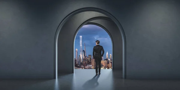 現代のオフィスのインテリアでビジネスマンのリアビュー コピースペースの壁をモックアップします パノラマニューヨーク高層ビルの夜 ビジネスの概念 スタートアップ 目標と計画 — ストック写真