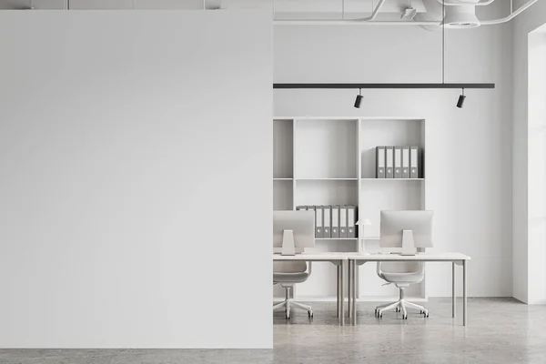Białe Współpracownicze Wnętrze Stolikiem Rzędzie Fotele Szarej Betonowej Podłodze Stylowa — Zdjęcie stockowe