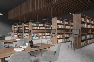 Kütüphanenin içi kitaplık ve bilgisayar, yan görüş masası ve gri beton zeminde sıralanmış sandalyelerle dolu. Modern öğrenim ve minimalist çatı katında buluşma alanı. 3B görüntüleme