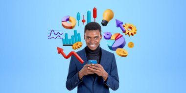 Mutlu siyah iş adamı ellerinde akıllı telefon, renkli grafikler ve ampul ve ok ikonlarıyla grafikler kullanıyor. Mali analiz, yatırım ve başarı kavramı