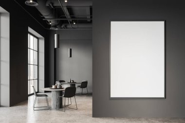 Yemek masası ve sıralı sandalyeleri olan karanlık bir kafe Kuala Lumpur gökdelenlerinde panoramik pencere. Restoran toplantısı ve yemek odası. Bölümdeki tuval posterini taklit et. 3B görüntüleme