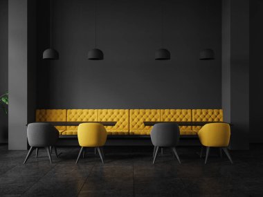 Siyah lüks restoran içinde sandalyeler ve masa, koyu beton döşeme. Duvar kenarındaki sarı kanepe şık bir toplantı ve yemek yeme alanı, kafe ve kafe tasarımı. 3B görüntüleme