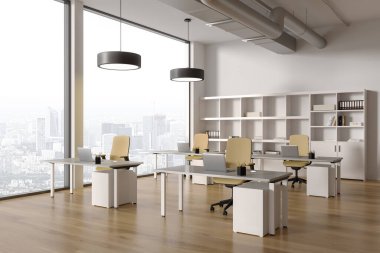 Beyaz duvarları, ahşap zemini, sarı koltukları ve klasörlü kitaplıkları olan bilgisayar tabloları olan şık panoramik açık uzay ofisinin içini. 3d oluşturma