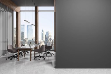 Karanlık iç mekan sandalyeler, masa başı bilgisayarlar, ofis mobilyaları ve teknolojiyle birlikte çalışıyor. New York gökdelenlerinin panoramik penceresi. Uzay duvarının bölümlerini kopyala. 3B görüntüleme