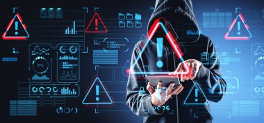 Kapüşonlu hacker saldırı sistemi, siber suç ve sistem hasarı. Uyarı işareti hologram ve parlayan dijital güvenlik ve bilgi paneli. Dijital tehdit ve sızıntı kavramı