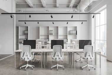 Beyaz duvarları, beton zemini olan rahat bir açık uzay ofisinin, arka planda klasörleri olan sandalyeli ve kitaplıklı beyaz bilgisayar tablolarının içi. 3d oluşturma