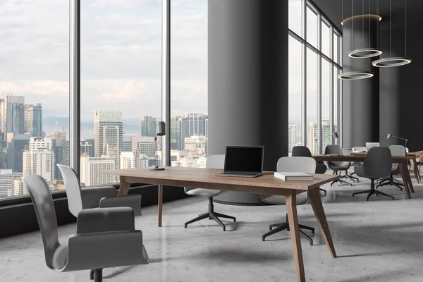 Dunkles Bürointerieur Mit Holztisch Und Stühlen Reihe Seitliches Panoramafenster Auf — Stockfoto