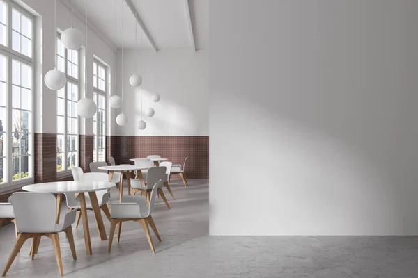 Interiér Restaurace Bílými Židlemi Kulatým Stolem Šedá Betonová Podlaha Minimalistická — Stock fotografie