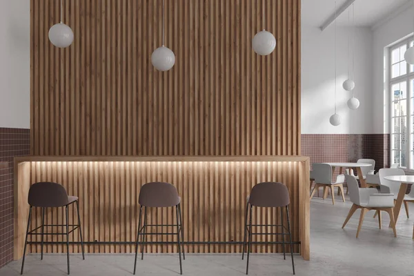 现代咖啡馆的内部 有白色 棕色的瓷砖和木制墙壁 混凝土地面 带有凳子的木制吧台和带有白色椅子的圆桌 3D渲染 — 图库照片