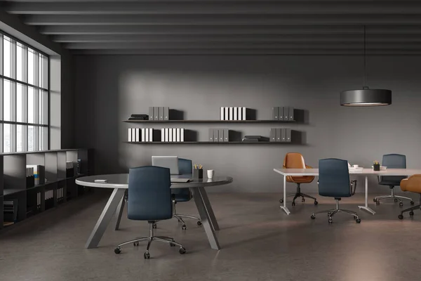 有灰色墙壁 水泥地板 有蓝色和棕色椅子的长会议桌和带有笔记本电脑的圆形桌子的时髦办公室会议室的内部 3D渲染 — 图库照片