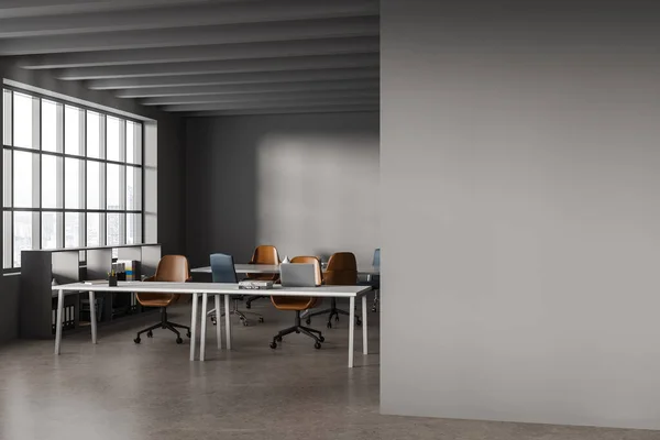 黑暗的工作场所内部与办公桌与扶手椅排成一排 侧观架子与窗户 为学生和企业团队合作搭建的合作角落 模拟空墙分区 3D渲染 — 图库照片